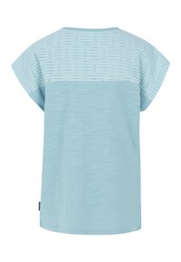 Top de manga corta azul claro con una sección superior texturizada que presenta patrones geométricos, fabricado en tejido suave y ligero.