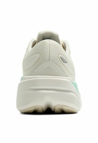 Hvid sneaker med tekstureret stof og lysegrønne accenter, der har en polstret sål og et glat, rundt hældesign.