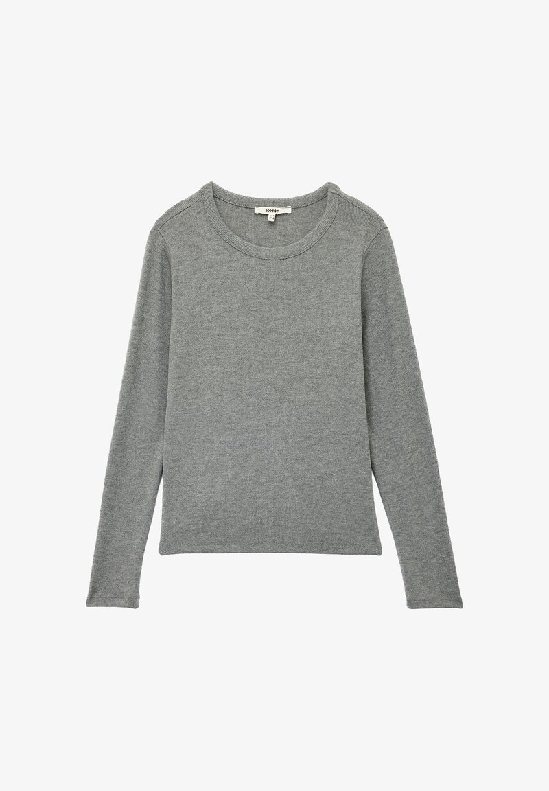 Suéter gris de manga larga con cuello redondo. Textura suave y diseño ajustado, con puños y dobladillo acanalados para mayor detalle.
