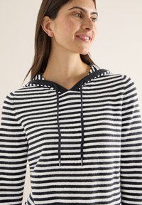 Zwart-wit gestreepte hoodie met een trekkoord, getextureerde stof, v-hals ontwerp en een comfortabele pasvorm.