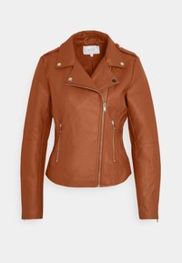 Giubbotto da biker in finta pelle marrone con colletto a punta, zip frontale asimmetrica e due tasche laterali con zip. Dettagli in metallo argentato.