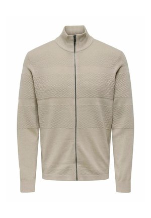 Maglione beige con zip e colletto alto. Presenta strisce orizzontali testurizzate e polsini a costine. Realizzato in un materiale morbido lavorato a maglia.