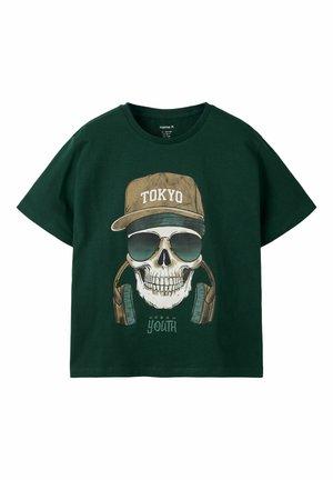 T-shirt vert foncé avec un graphisme de crâne portant une casquette Tokyo, des lunettes de soleil et un casque audio, avec le texte "Urban Youth" en dessous.