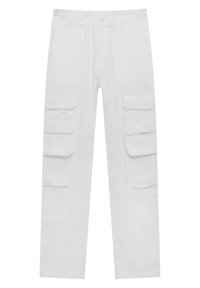 Pantalons cargo blancs avec fermeture à bouton, plusieurs grandes poches sur les côtés, design à jambes droites et tissu lisse et texturé.
