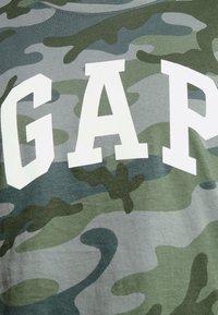 GAP Petite Triko s potiskem - green