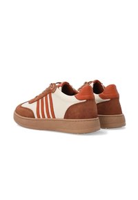 Brązowo-kremowe sneakersy niskie z teksturowanej zamszowej i skórzanej powierzchni, z pomarańczowymi paskami i gumową podeszwą. Widok z tyłu ukazuje detale sznurowania.