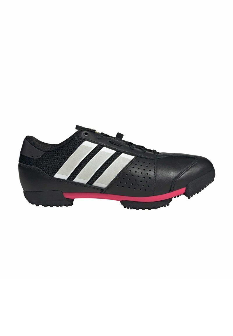Černá sportovní bota s bílými pruhy, strukturovaný svršek s perforacemi, růžová podrážka a gumové hroty pro lepší trakci.