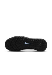 Schwarze Sportschuhsohle mit strukturierter Gummiflãche, einem blauen Nike-Swoosh und einem Zickzackmuster fãr besseren Halt.