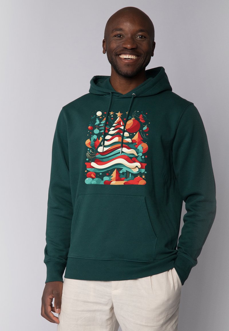 Sweatshirt à capuche vert foncé avec un graphisme de sapin de Noël coloré, accents rouges et turquoise, poche avant et cordons de serrage.