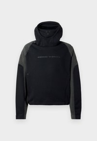 Fekete és sötétszürke Nike Tech kapucnis pulóver magas gallérral és hosszú ujjakkal, vállain és karjain texturált anyagpanellekkel.