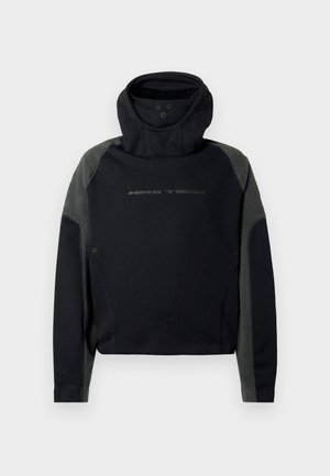 Must musta ja tumehall Nike Tech kapuutsiga jakk, millel on kõrge krae ja pikad varrukad, sisaldades tekstuurilisi kangapaneele õlgadel ja kätes.
