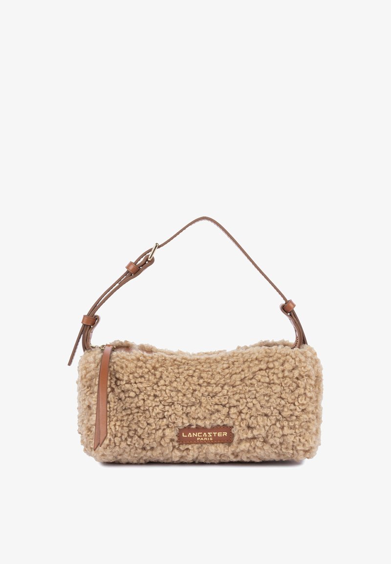 Sac à main rectangulaire beige à texture douce avec bandoulière en cuir marron réglable et patch logo Lancaster Paris sur le devant.