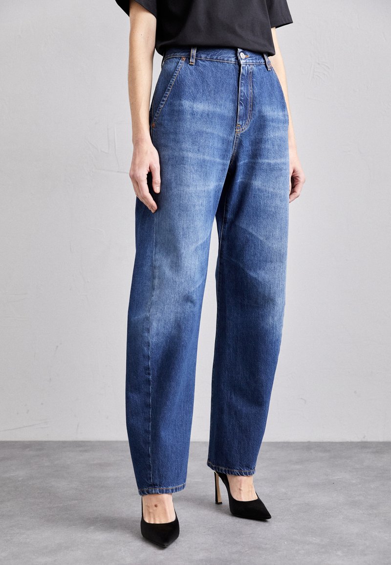 Victoria Beckham TWISTED LOW RISE SLOUCH JEAN Relaxed fit jeans