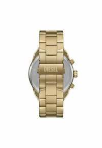 Reloj de acero inoxidable en tono dorado con pulsera de eslabones, que presenta acabados cepillados y pulidos, y el nombre de la marca grabado en el cierre.