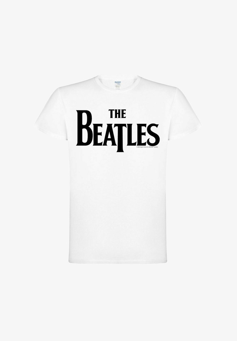 Bílý bavlněný tričko s výrazným černým nápisem "THE BEATLES" přes hrudník, ukazující klasický grafický design.