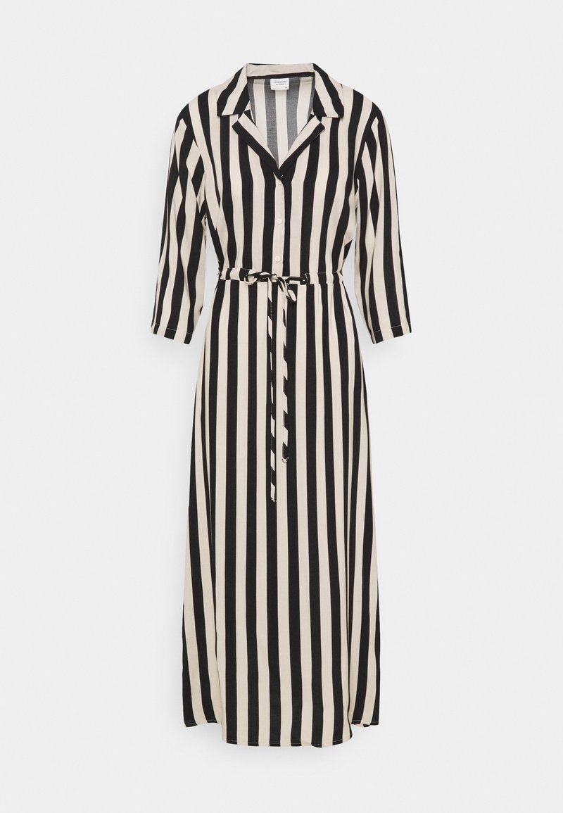 Robe-chemise longue à rayures verticales noires et blanches, manches trois-quarts, col, boutons sur le devant et ceinture nouée à la taille.