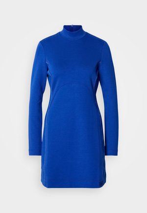 Pikad varrukad ja elavsinine kleit, valmistatud siledast kangast; omab kõrget kaelust, kõveraid külgõmblusi ja minimalistlikku disaini.