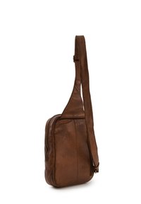 Braune Leder-Slingtasche mit einer glatten Textur, Reißverschluss und einem einzigen verstellbaren Trageriemen. Sie zeichnet sich durch ihre kompakte rechteckige Form aus.