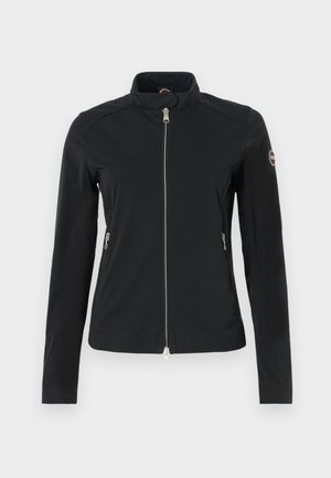 Chaqueta softshell negra con cuello alto, mangas largas, cremallera frontal y bolsillos con cremallera. Presenta un logo en la manga izquierda.