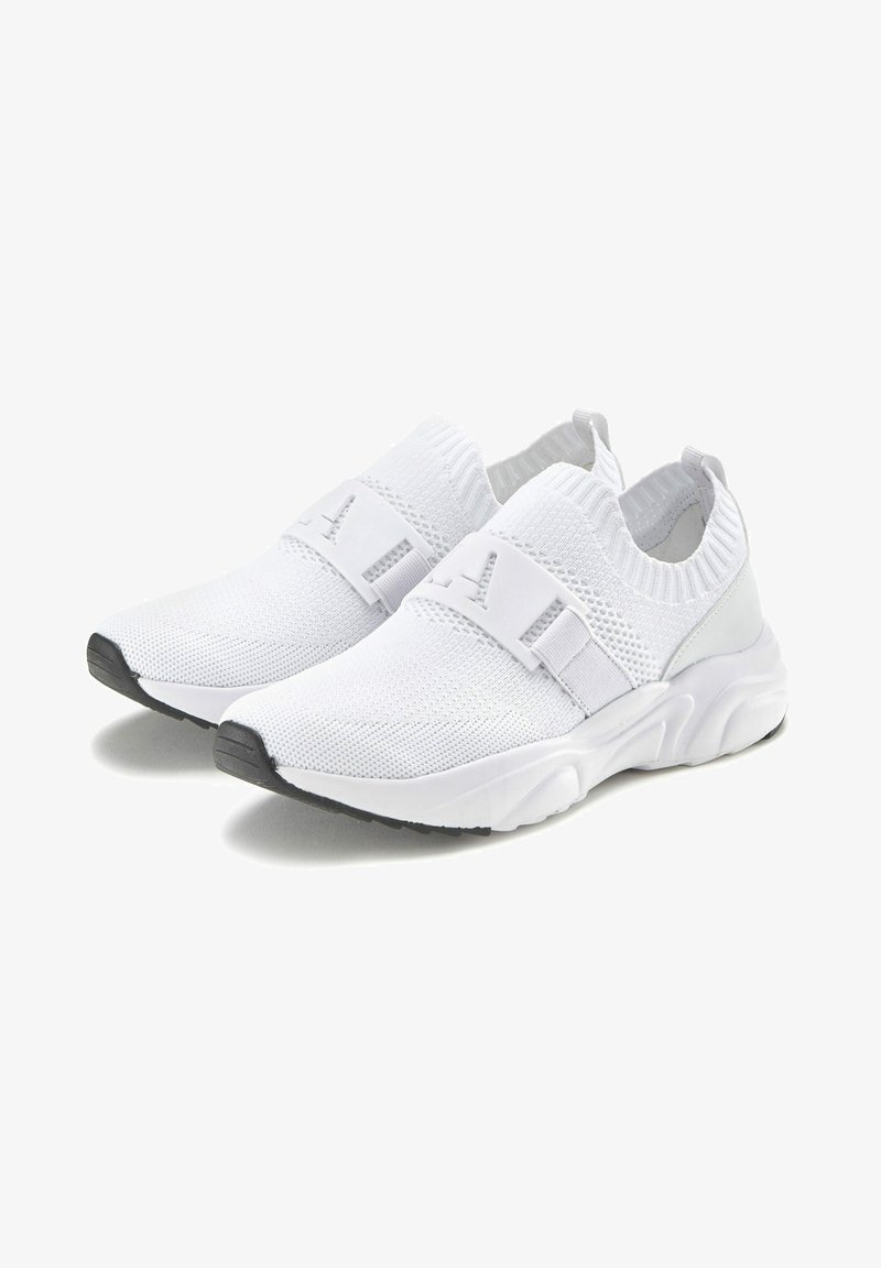 Weiße Stretch-Strick-Sneaker mit elastischem Riemenverschluss, runder Zehenpartie, strukturiertem Obermaterial und grauen Akzenten an Ferse und Sohle.