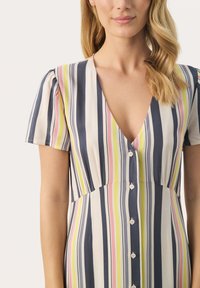 Robe rayée avec un décolleté en V profond, manches courtes bouffantes, avec des rayures bleu marine, rose et jaune, et des boutons décoratifs le long de l'avant.