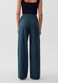 TUSSAH DREW TROUSERS - Auduma bikses - emerald