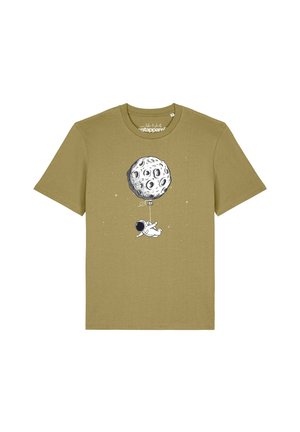 Olivgrünes T-Shirt mit Illustration eines Astronauten, der im Weltraum schwebt und einen ballon in Form eines kraterbedeckten Mondes hält.