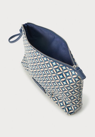 Μικρό τσαντάκι με φερμουάρ, με γεωμετρικό σχέδιο σε μπλε, λευκό και καφέ χρώμα και εσωτερικό από ναυτικό μπλε ύφασμα, με θηλιά λαβής στη μία πλευρά.