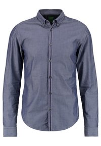 Chemise à manches longues boutonnée bleu foncé avec un motif texturé subtil et un col boutonné sur fond blanc.