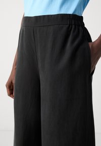 Marc O'Polo PANTS CULOTTE STYLE ELASTIC WAIST - Stoffhose - black