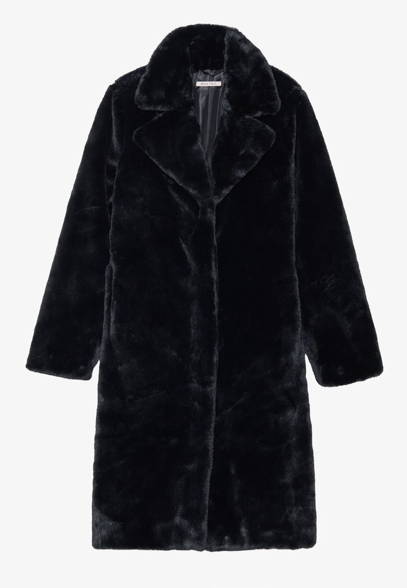 Mustavilla tekoturkiskapalla, jossa on leveä kaulus ja pitkät hihat. Takki on suora ja valmistettu pehmeästä, teksturoidusta kankaasta. Ei näkyviä sulkijoita.