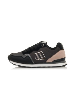 Zapatilla deportiva negra con acentos en gris y rosa claro. Cuenta con una parte superior texturizada, punta redondeada y una suela blanca. Sistema de ojales y cordones presentes.