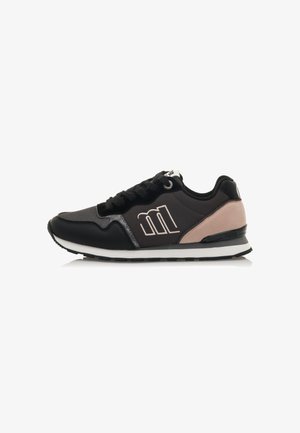 Zapatilla deportiva negra con acentos en gris y rosa claro. Cuenta con una parte superior texturizada, punta redondeada y una suela blanca. Sistema de ojales y cordones presentes.