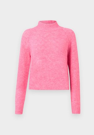 Un pull en tricot rose vif avec des manches longues et un col montant côtelé sur un fond clair uni.