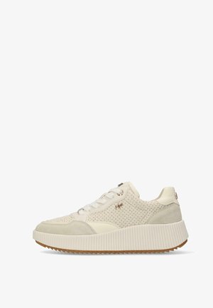 Beige Sport Schuh mit strukturiertem Mesh und Wildleder-Elementen. Weiße Schnürsenkel, gummierte Profilsohle und metallisches Logo-Element an der Seite.