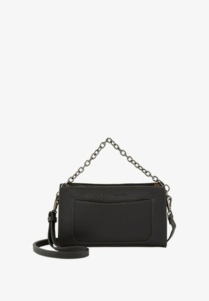 Fekete bőrből készült keresztpántos táska lánccal és állítható vállpánttal, elülső zsebbel, sima textúrával és letisztult téglalap alakú formával.