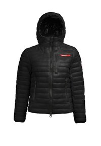 Giacca piumino nera con cappuccio, caratterizzata da un motivo a righe orizzontali, chiusura frontale con zip e tasca sul petto con zip. Dettaglio del logo rosso.