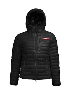 Mustapuffatakkia hupulla, jossa on vaakasuora tikattu kuosi, etuvetoketju ja rintatasku vetoketjulla. Punainen logotehoste.