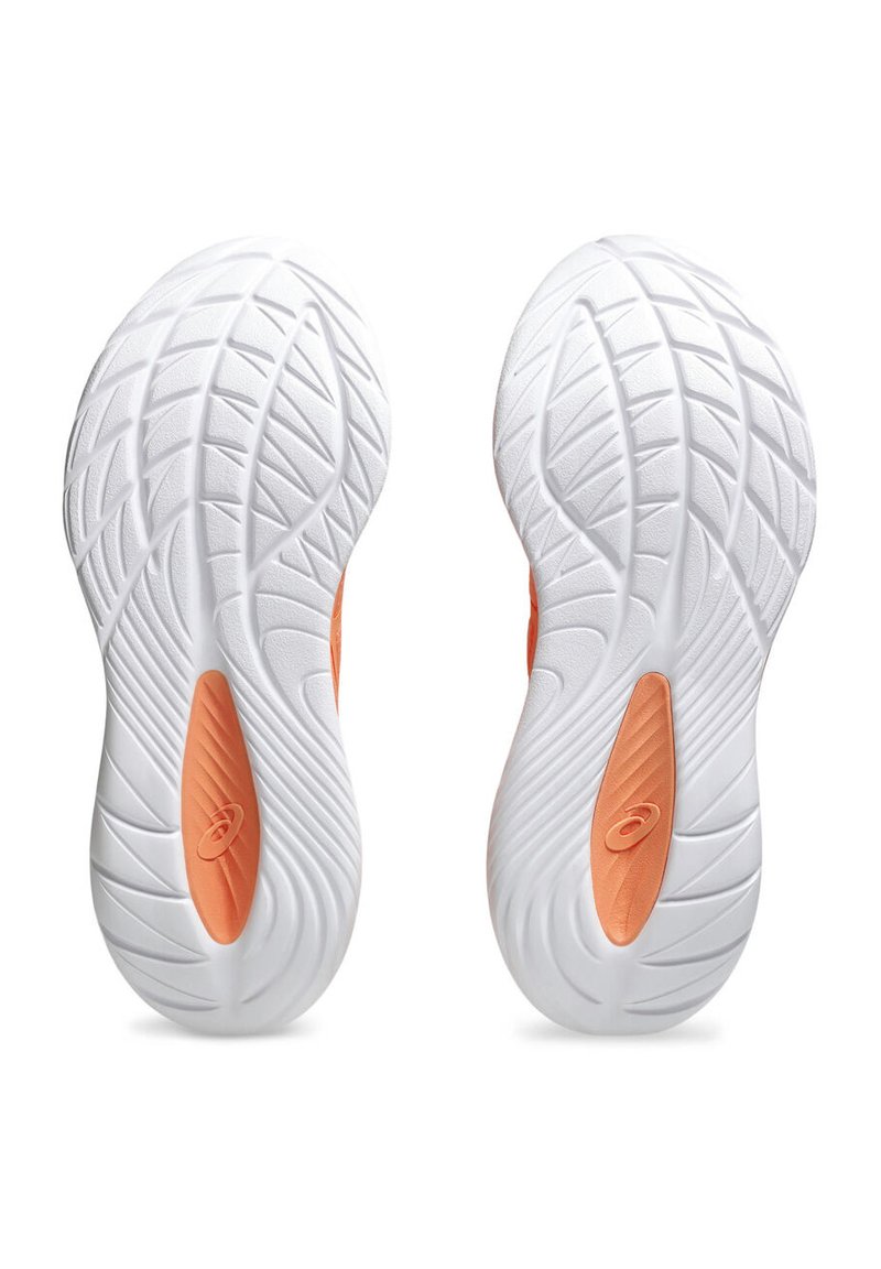 Soli di scarpe sportive bianche con motivi testurizzati, con un accento arancione sul tallone. Design leggero per flessibilità e trazione.