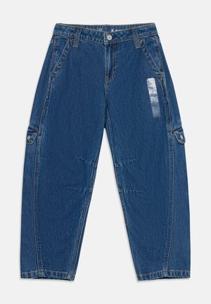 Pantalon cargo en denim bleu avec poches latérales, passants de ceinture et fermeture à bouton, posé à plat sur fond blanc.