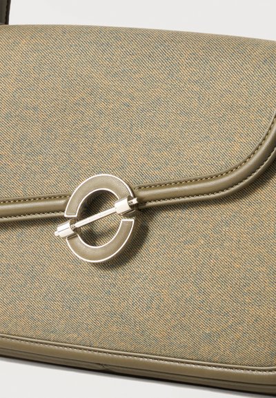 Sac à main en tissu texturé vert olive avec garniture en cuir assortie et fermeture à boucle métallique argentée circulaire.
