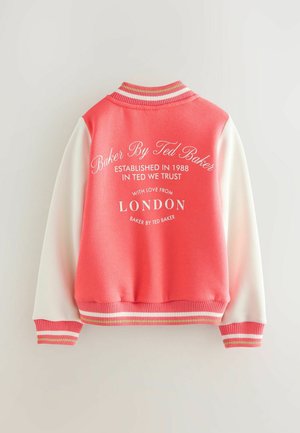 Korallenfarbene und weiße Bomberjacke mit gestreiften, gerippten Bündchen und Saum, mit weißem Textdetail auf der Rückseite. Weicher Stoff, sportliches Design.