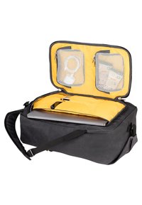 Schwarze Laptop-Tasche aus Stoff mit gelbem Innenfutter; verfügt über ein reißverschlussgeschütztes Hauptfach und Netzfächer für Zubehör, einschließlich Kabeln und Dokumenten.
