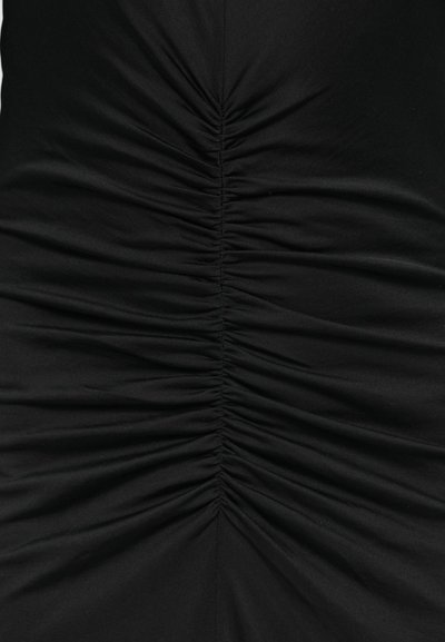 Czarna sukienka z marszczonym materiałem z pionowymi marszczeniami wzdłuż środka, gładka w dotyku i dopasowanym kroju.