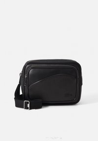 Borsa a tracolla nera in pelle con superficie texture, scomparti con zip e tracolla regolabile. Presenta un dettaglio logo discreto.