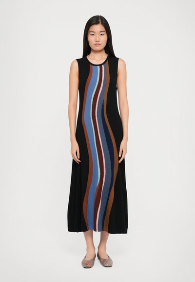 Gebreide mouwloze jurk met een zwarte basis en kleurrijke golvende strepen in blauw, bruin en roze, lange lengte met een relaxed fit.