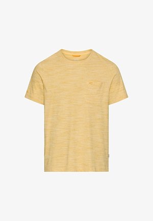 Jasnożółta bawełniana koszulka z krótkim rękawem, subtelną melanżową fakturą i małą kieszonką na piersi na białym tle.