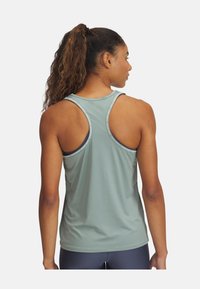 Svetlozelený športový tank top s pretekárskym strihom, ktorý má ploché švy a kontrastné námornícke akcenty pozdĺž výstrihu a otvorov na rukávy.