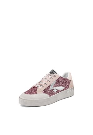 Sneaker basse con tessuto rosa glitterato, punta e tallone in camoscio beige, suola bianca, logo bianco sul lato e lacci stampati con la scritta "Sneakers".