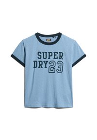 Lichtblauwe T-shirt met korte mouwen en een donkerblauwe geribbelde halslijn en mouwranden. Bevat vetgedrukte zwarte tekst: "SUPER DRY 23."